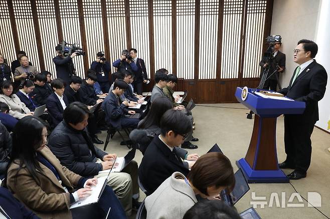 [서울=뉴시스] 조성봉 기자 = 우원식 국회의장이 10일 오전 서울 여의도 국회의장 접견실에서 열린 개헌 관련 긴급 기자회견에서 발언을 하고 있다. 우 국회의장은  "계엄 국회통제 강화, 5·18정신 전문수록, 지방균형발전 등을 개헌에 담아야 한다"고 밝혔다. 2026.03.10. suncho21@newsis.com