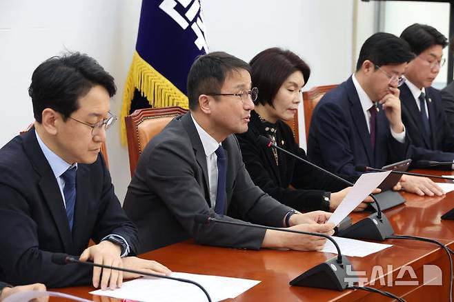 [서울=뉴시스] 조성봉 기자 = 한병도 더불어민주당 원내대표가 10일 오전 서울 여의도 국회에서 열린 원내대책회의에서 발언을 하고 있다. 2026.03.10. suncho21@newsis.com