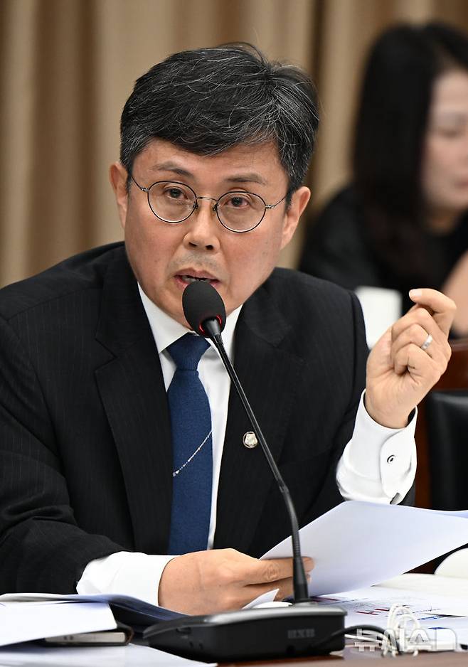 [광주=뉴시스] 박기웅 기자 = 안도걸 더불어민주당 의원이 24일 오전 정부광주지방합동청사 3층 대회의실에서 열린 국회 기획재정위원회의 광주지방국세청·광주본부세관 등 국정감사에서 질의를 하고 있다. 2024.10.24. pboxer@newsis.com