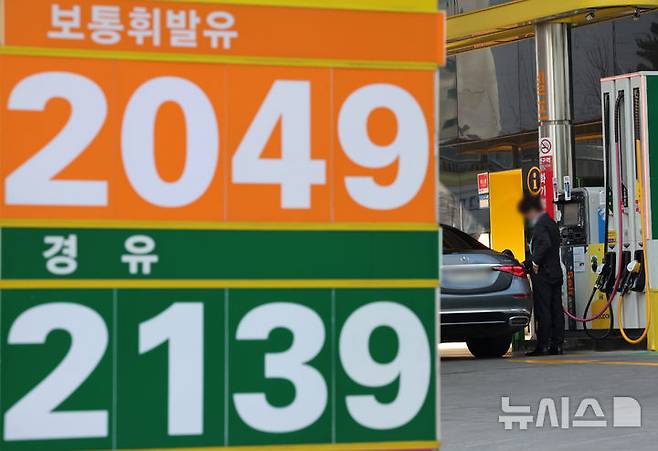 [서울=뉴시스] 조성우 기자 = 미국과 이스라엘의 이란 공습에 따른 중동 정세 불안 여파로 국내 주유소 기름값이 가파르게 상승한 8일 서울 시내 한 주유소에 유가 정보가 표시되어 있다.한국석유공사 유가정보시스템 오피넷에 따르면 이날 오전 10시 기준 전국 주유소 평균 휘발유 가격은 리터당 1893.3원으로 전날보다 3.9원 올랐다. 경유 가격은 리터당 1915.37원으로 집계됐다. 2026.03.08. xconfind@newsis.com