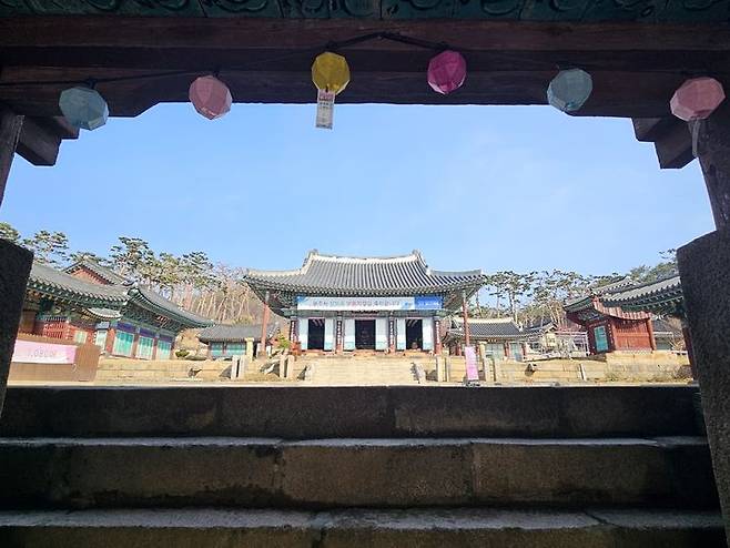 [화성=뉴시스] 문영호 기자 = 용주사 천보루 하단. 사진 아래쪽으로 어계가 있다. 어계를 올라서면 용주사 대웅보전 앞마당으로 이어진다. 멀리 대웅보전이 보인다. 2026.03.10. sonanom@newsis.com  *재판매 및 DB 금지