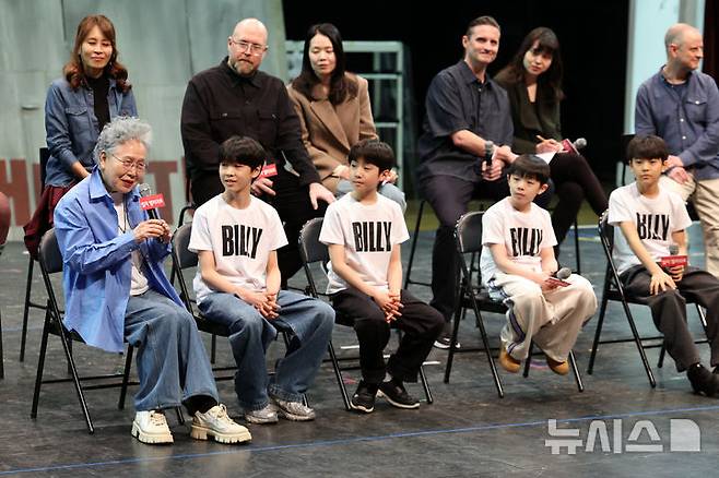 [고양=뉴시스] 박진희 기자 = 뮤지컬 '빌리 엘리어트' 출연진과 연출진이 10일 경기 고양시 아람누리극장에서 기자간담회를 하고 있다. 이날 자리에는 해외 협력 연출 애드 번사이드, 해외 협력 안무 톰 호지슨, 해외 협력 음악감독 스티브 에이모스, 빌리 역의 김승주, 박지후, 김우진, 조윤우, 윌킨슨 역의 최정원, 전수미, 할머니 역의 박정자, 성인 빌리 역의 임선우가 참석했다.  2026.03.10. pak7130@newsis.com
