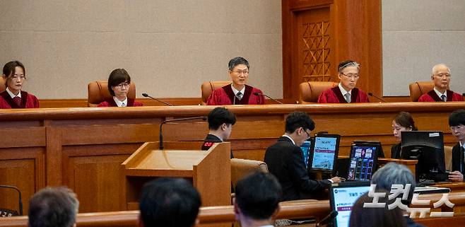 문형배 헌법재판소장 직무대행이 서울 종로구 헌법재판소 대심판정에서 윤석열 대통령 탄핵심판 인용 결정문을 낭독하고 있다. 사진공동취재단