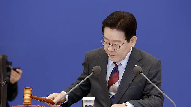 이재명 대통령이 5일 청와대에서 열린 중동 상황 대응책 논의를 위한 국무회의 개회선언을 하고 있다. 연합뉴스