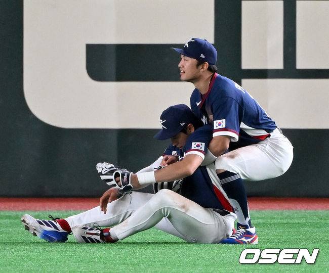 [OSEN=도쿄(일본), 손용호 기자] 도쿄의 기적이 나왔다. 한국 WBC 대표팀이 17년 만에 1라운드를 통과했다.&nbsp;한국은 9일 일본 도쿄돔에서 열린 ‘2026 월드베이스볼클래식(WBC)’ 1라운드 C조 호주와의 경기에서 로 승리를 거뒀다. 이로써 한국은 조별라운드 2승2패를 기록하면서 호주, 대만 등을 최소실점률로 제치면서 2009년 이후 17년 만에 1라운드를 통과했다. 이제 한국은 마이애미행 전세기를 탄다.9회말 1사 1루에서 한국 이정후가 호주 릭슨 윈그로브를 우익수 플라이로 처리하고 있다. 박해민과 환호하고 있다. 2026.03.09&nbsp;/spjj@osen.co.kr