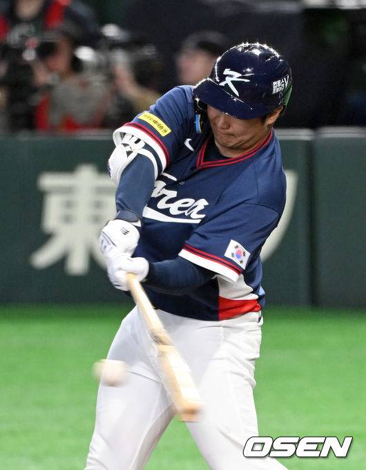 [OSEN=도쿄(일본), 손용호 기자] 9일 일본 도쿄돔에서 월드베이스볼클래식(WBC) 조별리그 C조 한국과 호주의 경기가&nbsp;열렸다.C조는 일본이 3승으로 조 1위를 확정, 8강에 진출했다. 호주가 2승 1패, 대만이 2승 2패, 한국이 1승 2패, 체코는 3패다.한국 WBC 대표팀이 8강에 진출하려면 호주에 2점 이하로 실점하면서 5점 차 이상으로 승리해야만 한다.5회초 2사 2루에서 한국 문보경이 좌월 적시타를 치고 있다. 2026.03.09&nbsp;/spjj@osen.co.kr