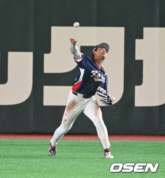 &nbsp;이정후가 타구를 잡은 후 1루로 송구하고 있다.