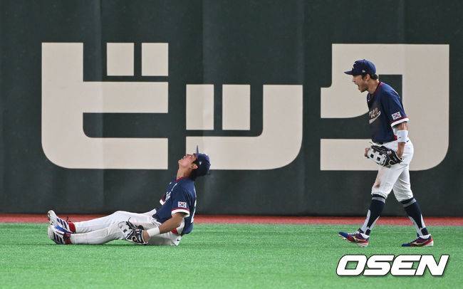 박해민이 이정후의 수비에 감탄하고 있다.