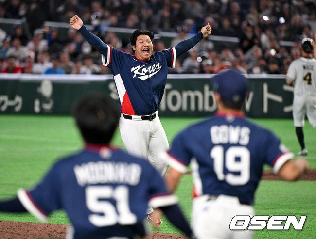 [OSEN=도쿄(일본), 손용호 기자] 도쿄의 기적이 나왔다. 한국 WBC 대표팀이 17년 만에 1라운드를 통과했다.&nbsp;9회말 2사 1루에서 한국 문보경이 호주 웨이드를 뜬공으로 처리하며 환호하고 있다. 2026.03.09&nbsp;/spjj@osen.co.kr