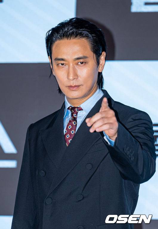 [OSEN=민경훈 기자] 10일 오후 서울 신도림 더세인트에서 ENA '클라이맥스' 제작발표회가 열렸다.'클라이맥스'는 대한민국 최고의 자리에 서기 위해 권력의 카르텔에 뛰어든 검사 방태섭(주지훈 분)과 그를 둘러싼 이들의 치열한 생존극이다.배우 주지훈이 포토타임을 하고 있다. 2026.03.10 /rumi@osen.co.kr