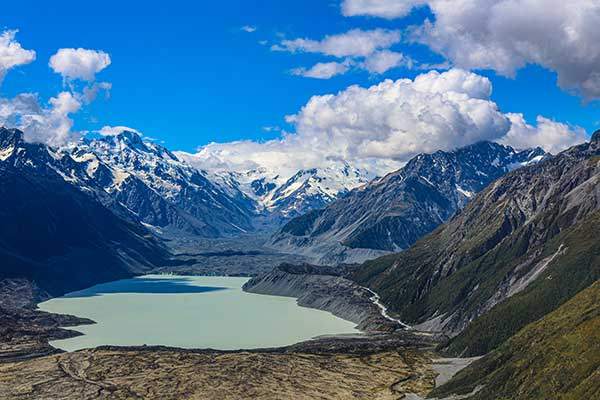 하늘에서 본 타즈만빙하와 빙하호수.
