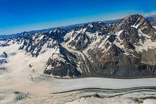 중간 중간에 산맥의 계곡에 걸쳐 있는 타즈만빙하 위에 작은 빙하.