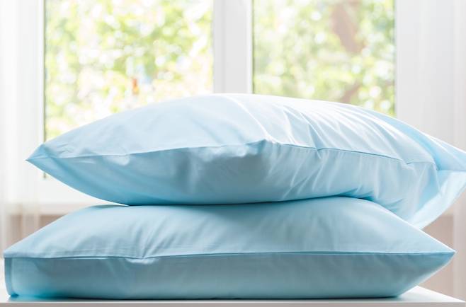 창가에 놓인 베개 모습. 침구는 세탁 후 충분한 건조가 필요하다. 사진=게티이미지뱅크