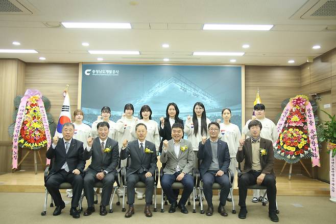 (맨 앞줄 왼쪽부터) 이정영 충남핸드볼협회 회장, 강재원 충남개발공사 감독, 김병근 사장 등 참가자들이 10일 충청남도 홍성군 홍북읍 충청남도개발공사에서 열린 여자핸드볼선수단 창단식에서 참가자들이 기념사진을 찍고 있다. 한국핸드볼연맹 제공