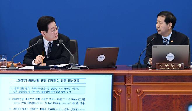 “외부충격 대비해야” 이재명 대통령이 10일 청와대에서 주재한 국무회의에서 구윤철 부총리 겸 재정경제부 장관으로부터 중동 상황 관련 보고를 받은 뒤 정부의 대응 현황에 대해 질문하고 있다. 이 대통령은 국무위원들에게 “외부 충격이 민생과 경제 산업에 미칠 영향을 최소화하는 데 모든 국가적인 역량을 총동원해야 한다”고 주문했다.&nbsp; 남정탁 기자