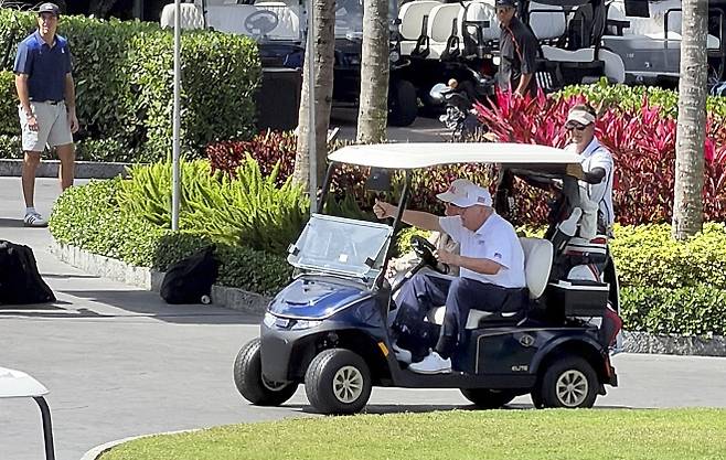 트럼프는 화창한 날 즐기며 ‘골프’ - 8일(현지시간) 도널드 트럼프 미 대통령이 플로리다주 마이애미 트럼프 내셔널 도럴 골프클럽에서 카트를 운전하며 주말을 즐기는 모습. 하킴 제프리스 미국 민주당 하원 원내대표 엑스(X) 캡처