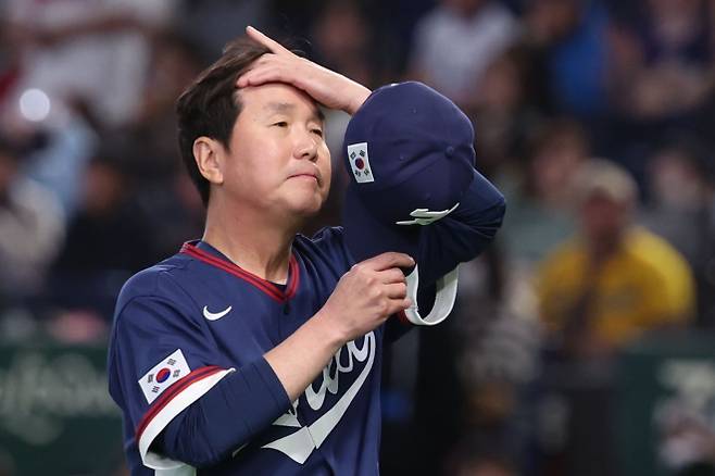 류지현 야구 국가대표 감독이 9일 일본 도쿄 돔에서 열린 2026 월드베이스볼클래식(WBC) 조별리그 C조 한국과 호주의 경기에 앞서 모자를 고쳐 쓰고 있다. 2026.3.9 도쿄 뉴시스