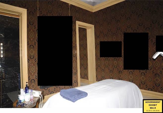 제프리 엡스타인의 뉴욕 맨해튼 자택 내부 마사지실 모습. 벽에는 상반신 노출 여성 등이 등장하는 그림과 사진이 걸려 있었으나 일부 이미지는 수사 자료 공개 과정에서 가려졌다. 미 뉴욕 남부지방법원(FBI)