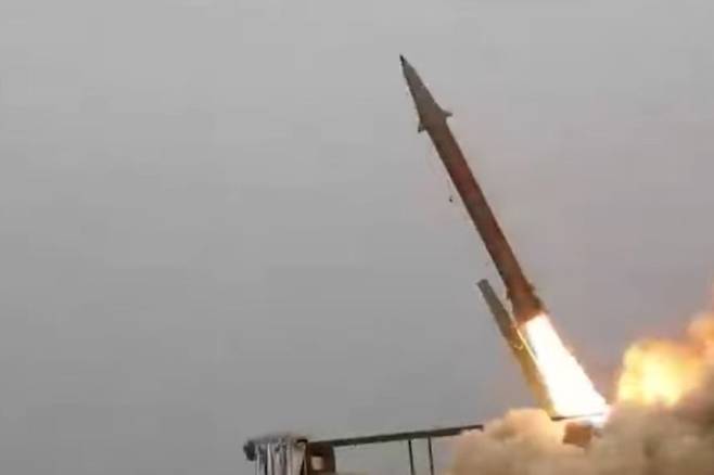 이란은 텔레그램을 통해 이란 중부에서 이스라엘을 향해 장거리 미사일 가드르와 에마드를 발사했다며 영상을 공개했다. APT뉴스 유튜브 캡쳐