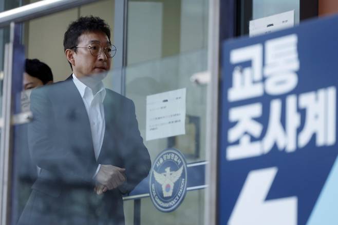 경찰 조사 마친 배우 이재룡 - 음주운전을 시인한 배우 이재룡이 10일 오후 서울 강남경찰서 교통조사계에서 피의자 신분으로 조사를 받은 뒤 밖으로 나오고 있다. 이씨는 지난 6일 오후 11시쯤 서울 지하철 9호선 삼성중앙역 인근에서 차량을 몰다 중앙분리대를 들이받고 도주한 혐의를 받는다. 2026.3.10 뉴스1
