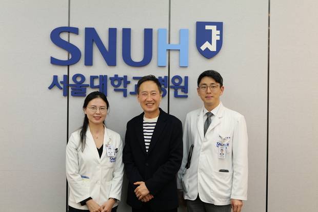 가수 유열(가운데) 씨가 그의 폐이식 수술을 집도한 박샘이나(왼쪽) 서울대병원 심장혈관흉부외과 교수, 수술 전후 내과적 치료를 담당한 박지명 호흡기내과 교수와 함께 기념 촬영을 하고 있다. 사진 제공=서울대병원