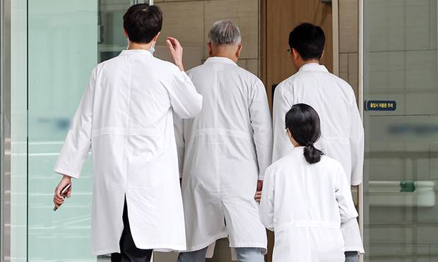서울의 한 대학병원에서 의료진이 오가고 있다. 뉴스1