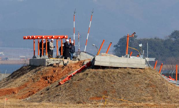 지난해 2월 전남 무안국제공항에서 항공철도사고조사위원회, 경찰, 국과수 관계자들이 방위각 시설(로컬라이저)을 살펴보고 있다. 연합뉴스