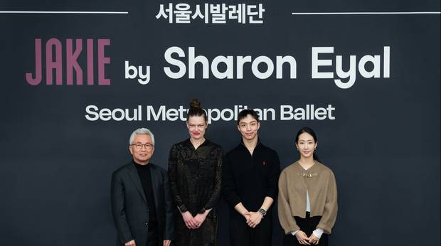 10일 세종문화회관에서 열린 서울시발레단의 시즌 첫 작품 ‘블리스 앤 재키’ 간단회에서 안호상(왼쪽부터) 세종문화회관 대표, ‘재키’의 안무가 샤론 에얄, 서울시발레단 무용수 남윤승, 김여진이 포즈를 취하고 있다. /제공=세종문화회관