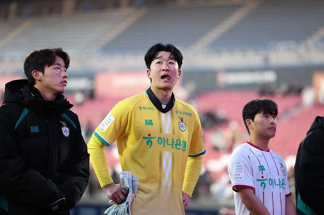 전북과 대전하나는 올 시즌 K리그1의 강력한 우승후보로 지목됐지만 시즌 초반 수비 문제에 발목을 잡히며 고전을 거듭하고 있다. 사진은 7일 부천종합운동장서 열린 부천과 K리그1 원정경기서 1-1로 비긴 뒤 팬들에게 인사하는 대전하나 선수단. 사진제공│한국프로축구연맹