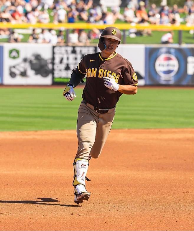 샌디에이고 송성문은 6일 2026 MLB 시범경기 시애틀전 이후 옆구리 부상으로 이탈했다. 그는 부상으로 기량을 선보이지 못하며 개막 엔트리서 탈락할 위기에 놓였다. 사진출처｜샌디에이고 공식 SNS