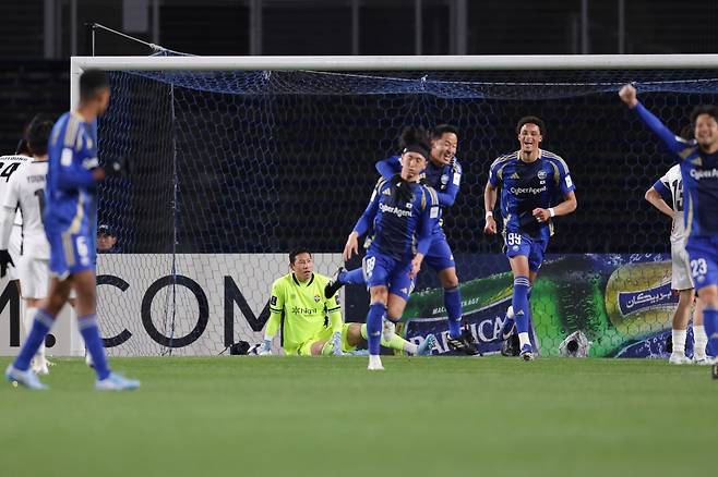 마치다 젤비아 나카무라 호타카(가운데)가 10일 마치다 기온 스타디움에서 열린 강원과 ACLE 16강 홈 2차전서 선제골을 터트린 뒤 동료들의 축하를 받고 있다. 사진제공｜한국프로축구연맹