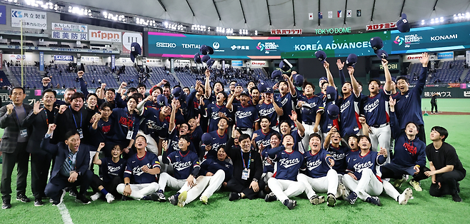 WBC 대표팀 선수들이 9일 호주전 7-2 승리로 8강 진출을 확정하고 기념촬영하고 있다. 연합뉴스