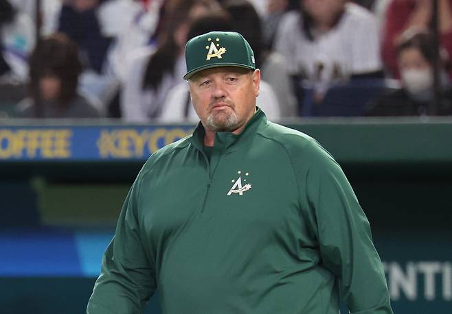 호주 데이브 닐슨 감독이 9일 일본 도쿄돔에서 열린 2026 (WBC 한국전에 앞서 라인업 교환을 위해 이동하고 있다. 연합뉴스