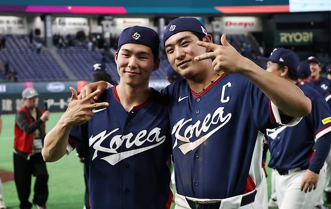 호주를 꺾고 8강 진출을 확정한 한국 대표팀의 이정후(오른쪽)와 김혜성이 기뻐하고 있다. 연합뉴스