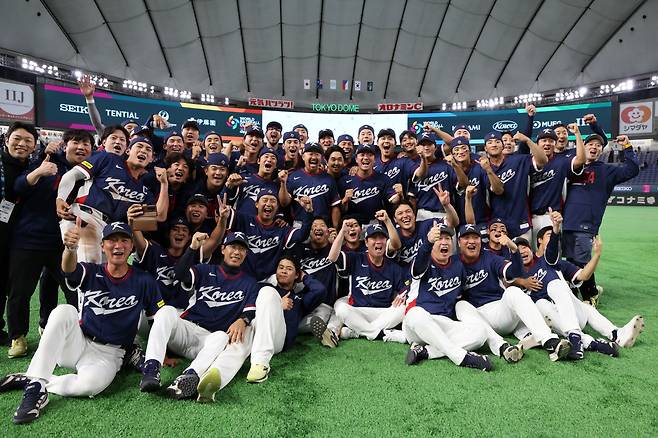 8강 진출에 기뻐하는 한국야구대표팀 선수들.