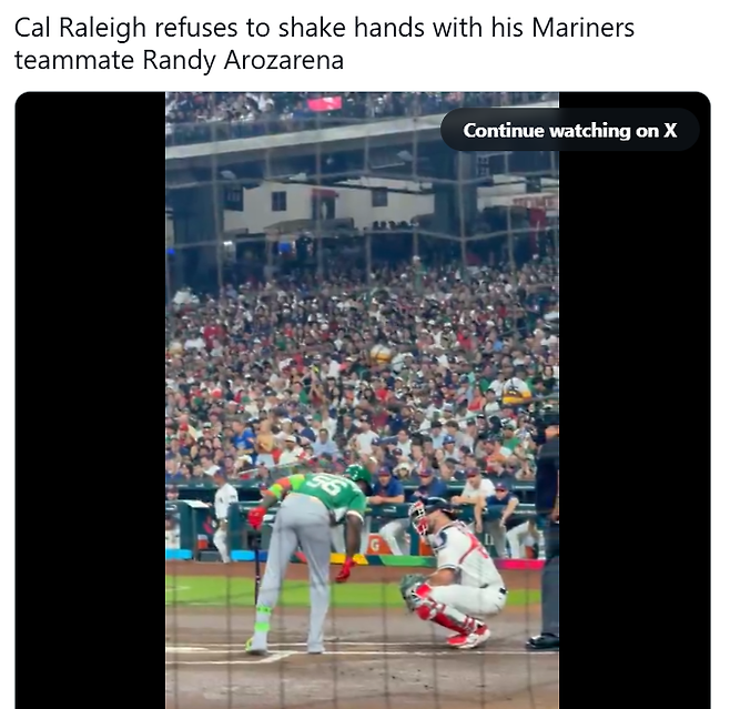 ▲ 랜디 아로자레나가 이번에는 시애틀 매리너스 동료인 칼 랄리에게 인사를 거절당했다. ⓒ 트위터 좀보이미디어