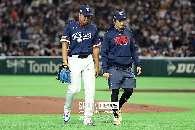 ▲ 한국 야구 대표팀 좌완 투수 손주영(왼쪽)이 지난 9일 일본 도쿄돔에서 열린 2026 월드베이스볼클래식 1라운드 C조 호주전에 선발 등판해 투구하다 마운드에서 내려오고 있다. 손주영은 이날 왼쪽 팔꿈치에 불편감을 느껴 1이닝만 던진 채 강판당했다. 정밀 검진을 위해 미국으로 향하지 않고 10일 한국으로 귀국하기로 결정했다.