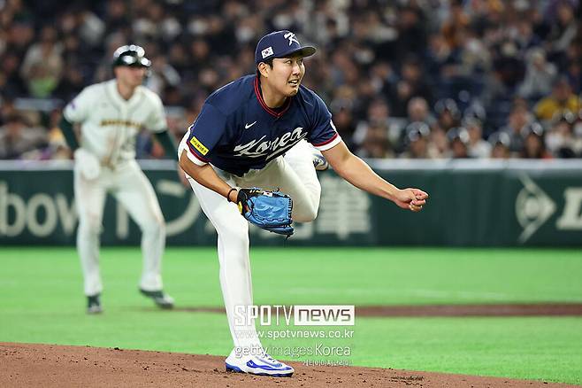 ▲ 한국 야구 대표팀 좌완 투수 손주영이 지난 9일 일본 도쿄돔에서 열린 2026 월드베이스볼클래식 1라운드 C조 호주전에 선발 등판해 투구하고 있다. 손주영은 이날 왼쪽 팔꿈치에 불편감을 느껴 1이닝만 던진 채 강판당했다. 정밀 검진을 위해 미국으로 향하지 않고 10일 한국으로 귀국하기로 결정했다.