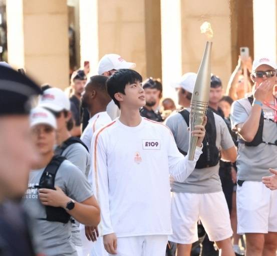 도쿄돔에 울려퍼진 'Running Wild'..방탄소년단 진, 이번엔 WBC서 최고 인기 입증