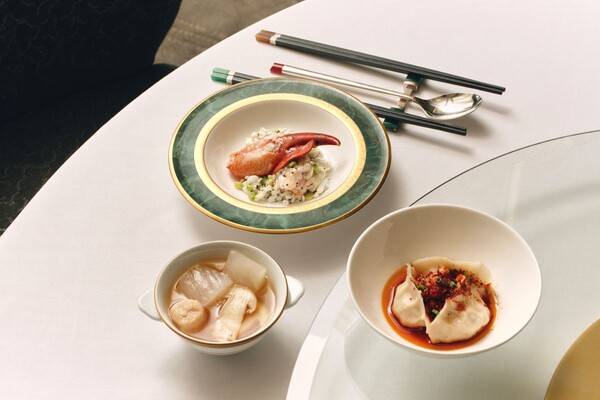 미쉐린 1스타 중식 레스토랑 유유안(Yu Yuan)은 포시즌스 호텔 다롄의 광둥 레스토랑 사이위힌(Saai Yue Heen)과 함께 '비욘드 더 웍(BEYOND THE WOK)' 포핸즈 콜라보레이션 디너를 3월 27일 단 하루 선보인다 / 출처 : 포시즌스 호텔 서울