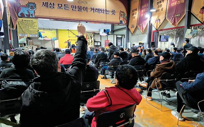 3월 2일 경기 용인시 처인구에 있는 ‘만물도깨비경매장’에 사람들이 몰린 가운데 한 손님이 물건을 사려고 손을 치켜들고 있다. 임경진 기자