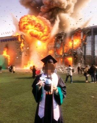 학교를 폭파하는 콘셉트로 졸업 사진을 찍는 Z세대. X(옛 트위터) ‘@d0n9ramii’ 계정 캡처