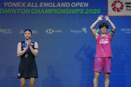 왕즈이(중국·세계랭킹 2위)가 안세영(삼성생명·세계랭킹 1위)을 꺾은 것은 중국에서도 큰 화제다. 중국 언론은 왕즈이가 안세영을 상대로 승리를 거두며 10연패를 끊어낸 이번 경기를 통해 안세영이 '무적'은 아니라는 것을 확인했으며, 이번 경기를 시작으로 배드민턴의 판도가 바뀔 수도 있다고 바라봤다. 사진 연합뉴스