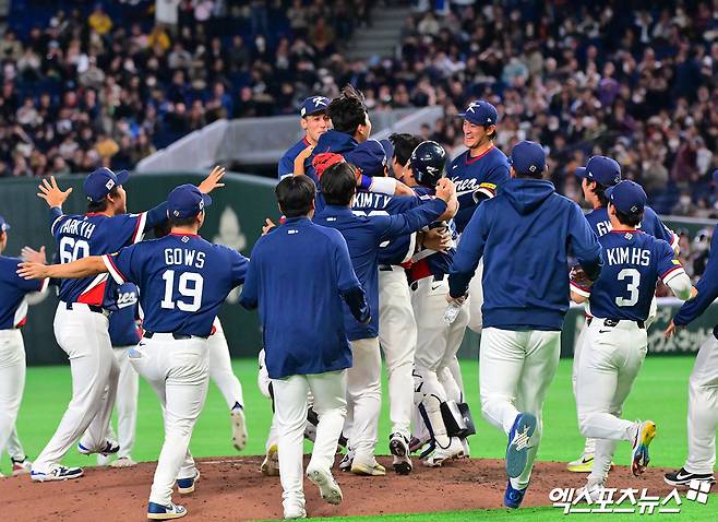 9일 오후 일본 도쿄돔에서 열린 2026 월드베이스볼클래식(WBC) C조 한국과 호주의 경기, 한국이 호주에 7:2로 승리하며 17년 만에 대회 2라운드 진출에 성공했다.  한국 선수들이 기뻐하고 있다. 도쿄, 김한준 기자