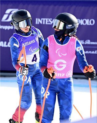 최사라와 가이드 어은미 [대한장애인체육회 제공. 재판매 및 DB 금지]