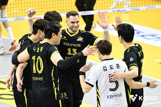 득점 후 기뻐하는 KB손해보험 선수들 [한국배구연맹 제공. 재판매 및 DB 금지]