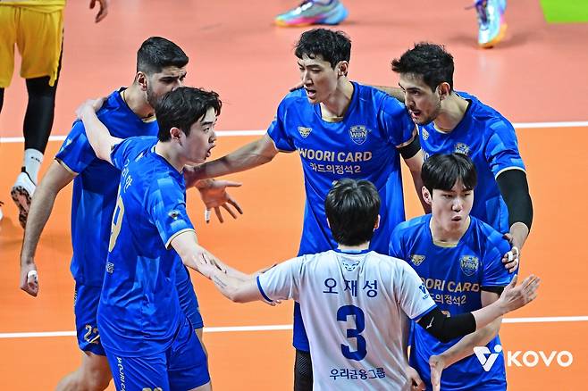 파이팅 외치는 우리카드 선수들 [한국배구연맹 제공. 재판매 및 DB 금지]