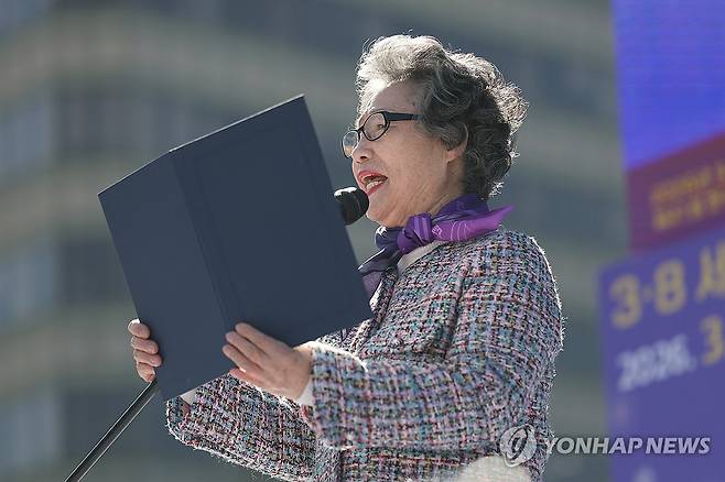 한국여성대회 축사하는 최말자 씨 (서울=연합뉴스) 서대연 기자 = 1964년 강제로 입맞춤을 시도한 남성의 혀를 깨물어 절단했다는 이유로 징역 10개월에 징역유예 2년을 선고받고 지난해 재심으로 61년 만에 무죄가 확정된 성폭력 피해자 최말자 씨가 7일 서울 종로구 광화문 인근에서 열린 2026년 3·8 세계여성의 날 기념 제41회 한국여성대회에서 축사하고 있다. 2026.3.7 dwise@yna.co.kr
