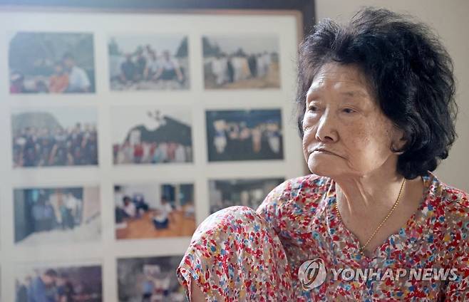 마지막 '독도 주민' 김신열씨 (독도=연합뉴스) 류영석 기자 = 경상북도 울릉군 독도의 주민숙소에서 독도 이장이었던 고 김성도 씨의 부인 김신열씨 뒤로 가족들과 찍은 독도 기념사진들이 놓여 있다. 2020.8.15 ondol@yna.co.kr