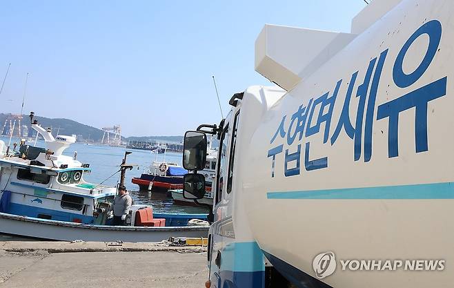 급등하는 유가에 어민 '한숨' (부산=연합뉴스) 박성제 기자 = 최근 중동 전쟁 여파로 유가가 급등한 가운데 10일 오후 부산 사하구 부산시수협 다대위판장 급유소에서 한 어민이 선박에 기름을 넣고 있다. 2026.3.10 psj19@yna.co.kr